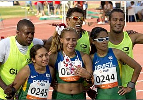 Treinador Fábio (camisa branca)